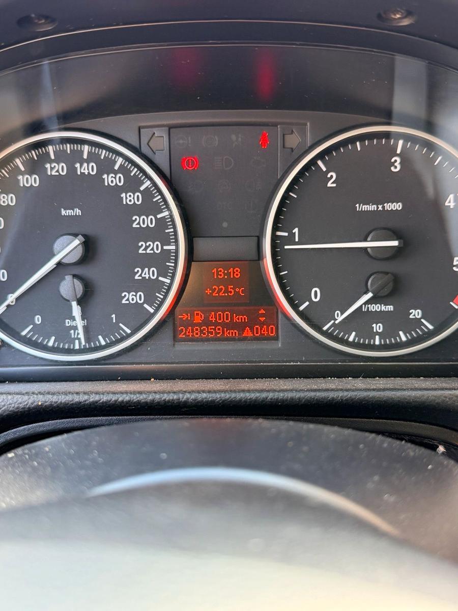 BMW 318 2009 — photo 11