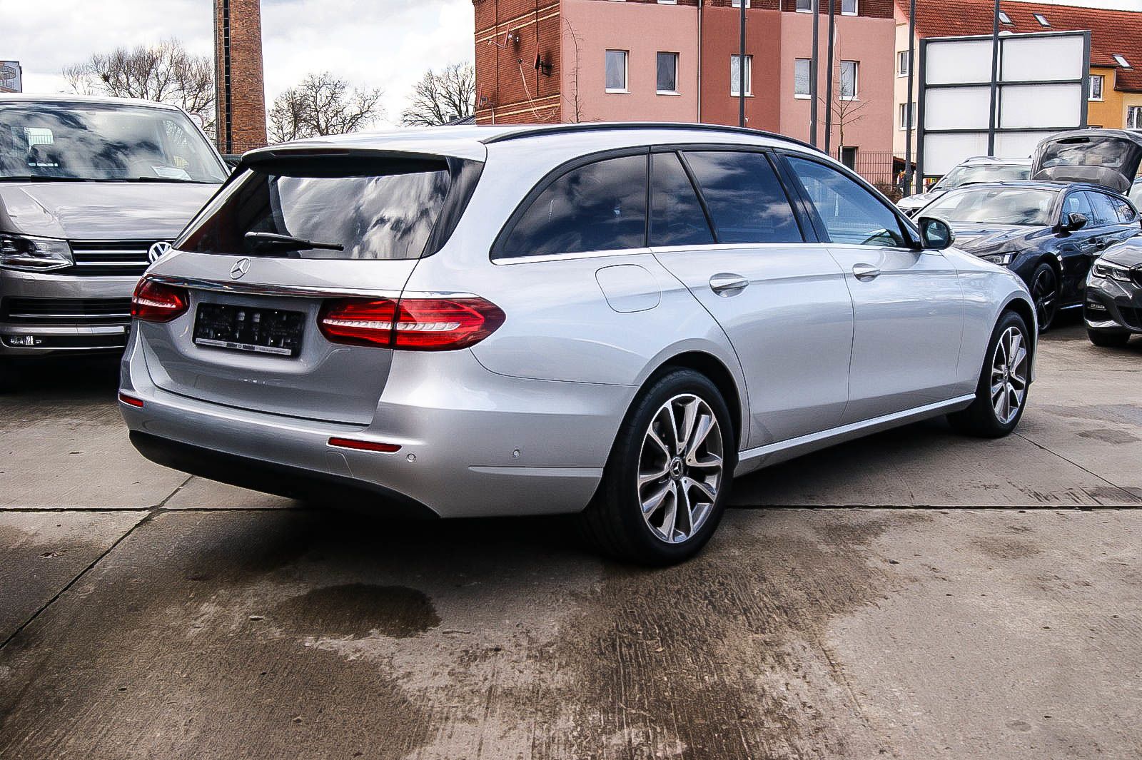 Fahrzeugabbildung Mercedes-Benz E 200 T-Modell 7-SITZER STANDHEIZUNG FACELIFT