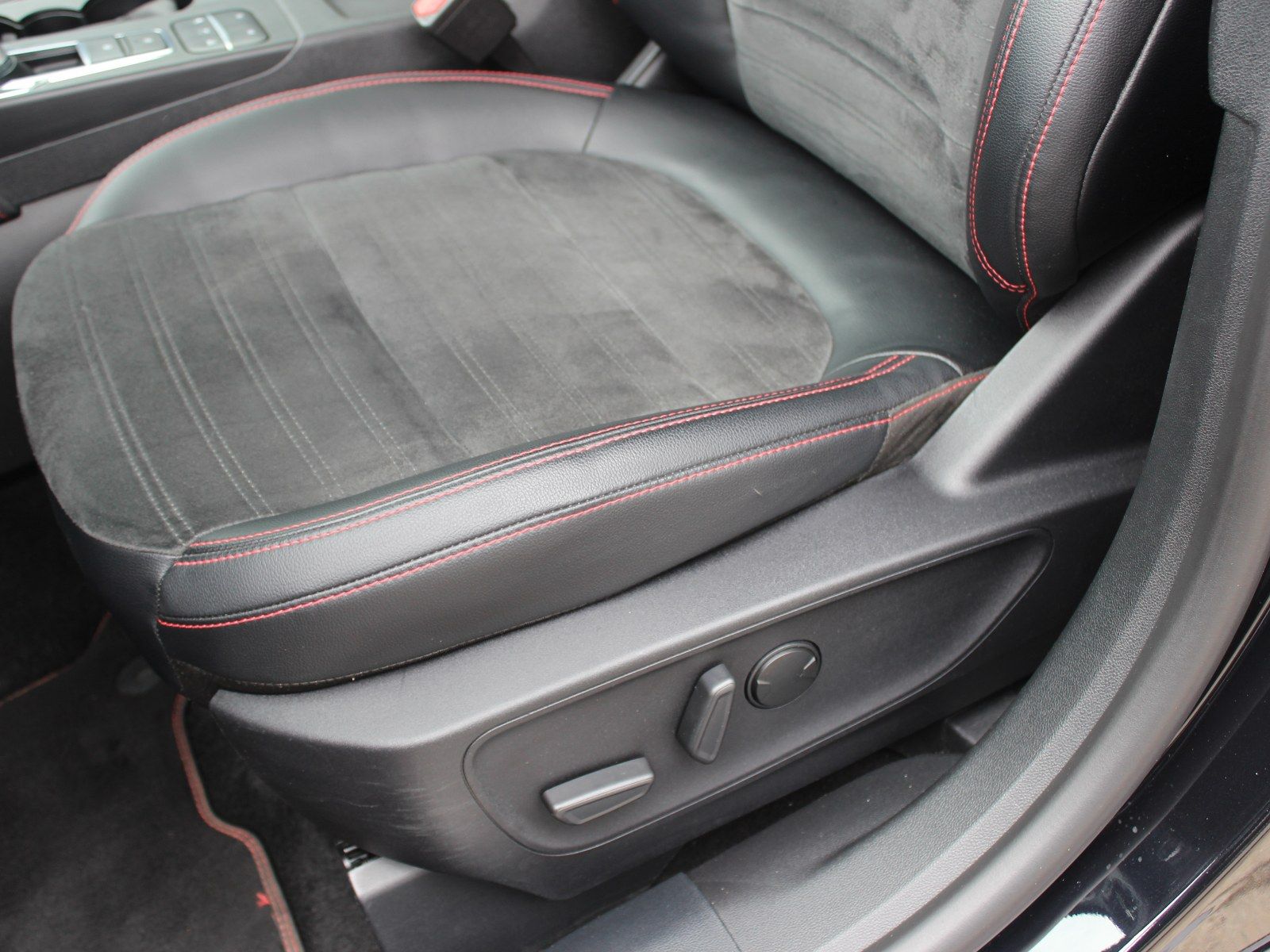 Fahrzeugabbildung Ford Kuga Plug-In Hybrid ST-Line X 2,5 Duratec