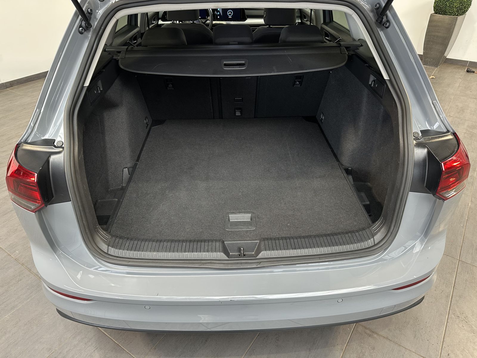 Fahrzeugabbildung Volkswagen Golf Variant 2.0 TDI DSG Business NAV+LED+AHK+AC