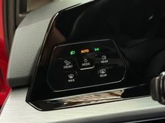 VW Golf VIII|SHZ|LHZ|LED|AHK|Massage|Kamera|Navi