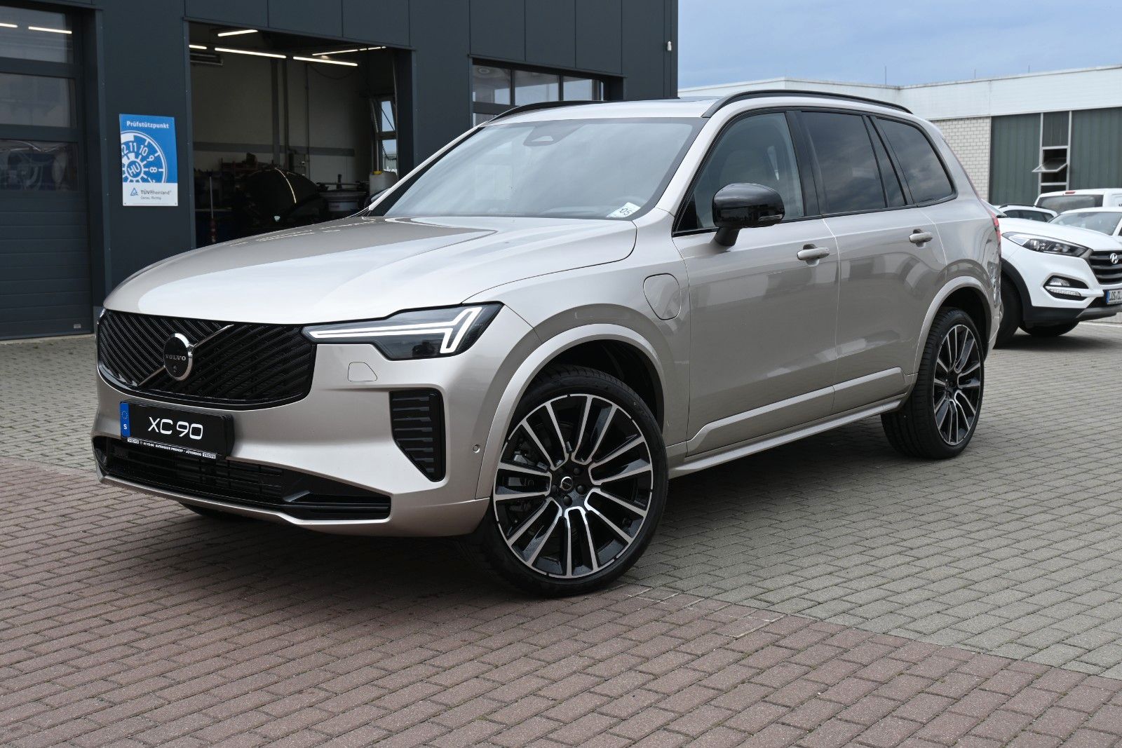 Fahrzeugabbildung Volvo XC90 T8 AWD Ultra Dark´*STDHZG*360°*LUFT*ACC*AHK