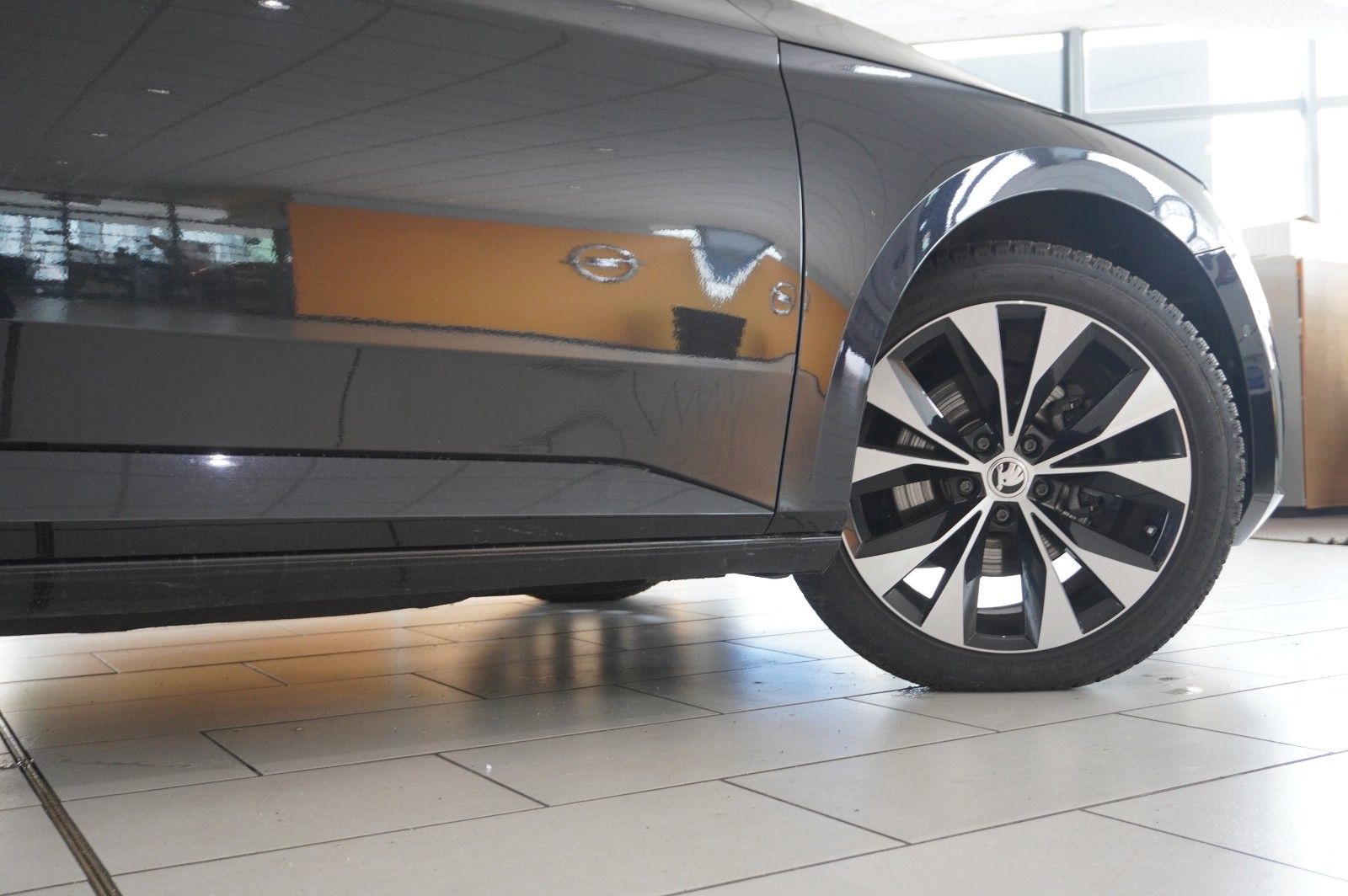 Fahrzeugabbildung SKODA Superb Combi 2.0D PREMIUM 4X4 NAVI/LED/360°/AHK