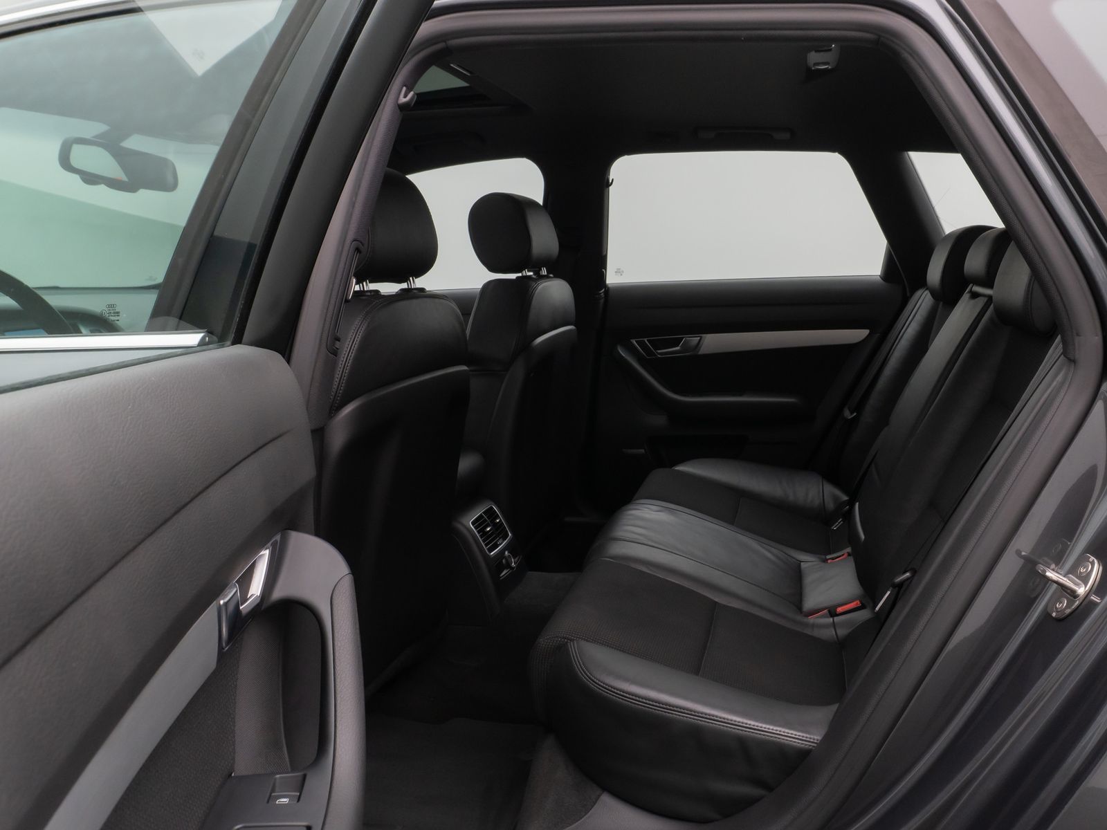 Fahrzeugabbildung Audi A6 Avant 2.7 TDI quattro S Line Glasdach Xenon