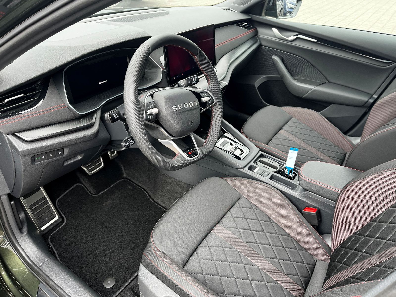 Fahrzeugabbildung SKODA Octavia Combi 2.0 TSI 239kW RS ABT PAN KAM 19"