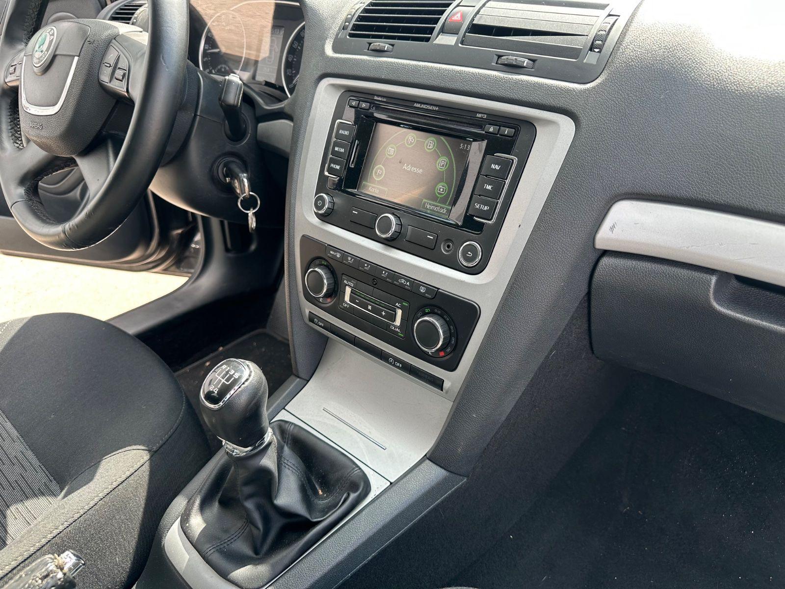 Skoda Octavia 2012 — engine 105 HP (77kW)