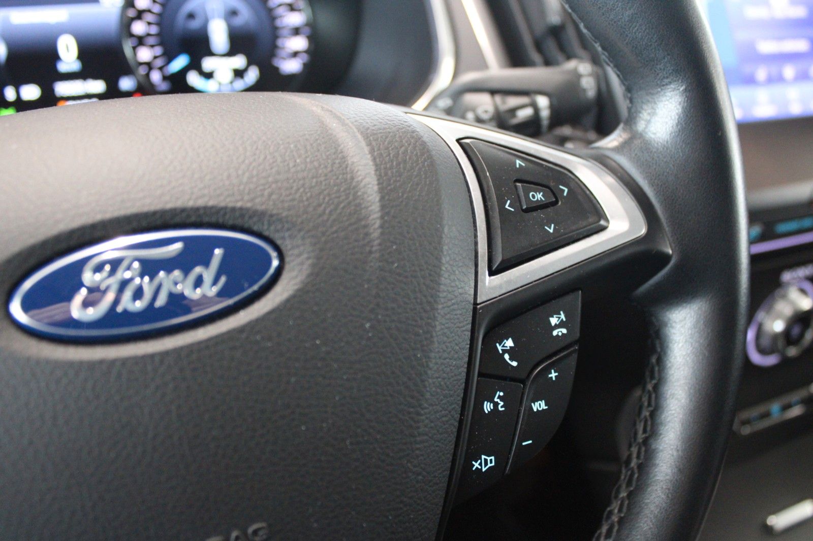 Fahrzeugabbildung Ford S-Max Titanium Automatik 7-Sitze AHK ACC CAM LED