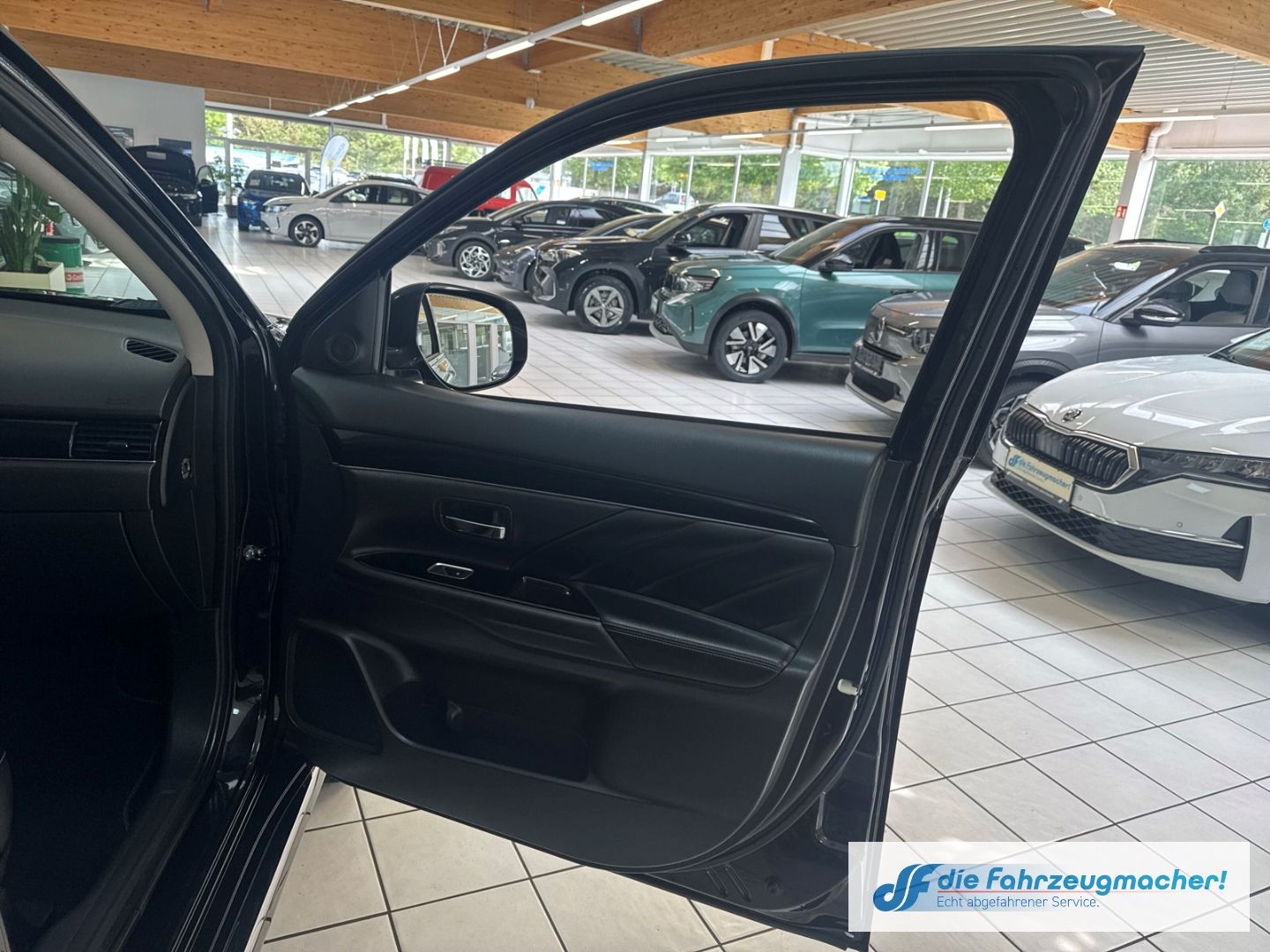 Fahrzeugabbildung Mitsubishi Outlander PHEV Plus 4WD StandHZG LED ACC El. Hec