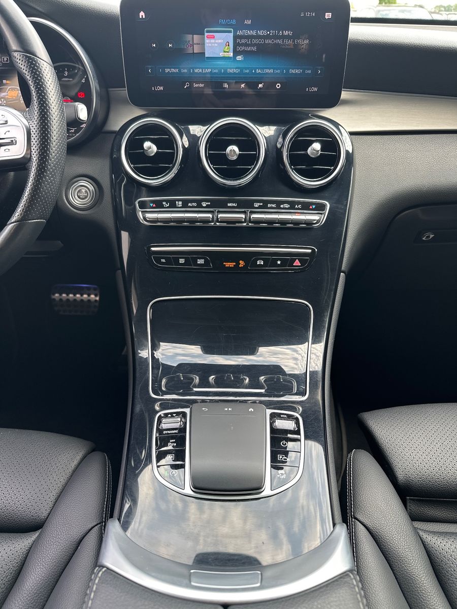 Fahrzeugabbildung Mercedes-Benz GLC 220d 4MATIC AMG Line NAV+LED+ACC+KAMERA+PANO