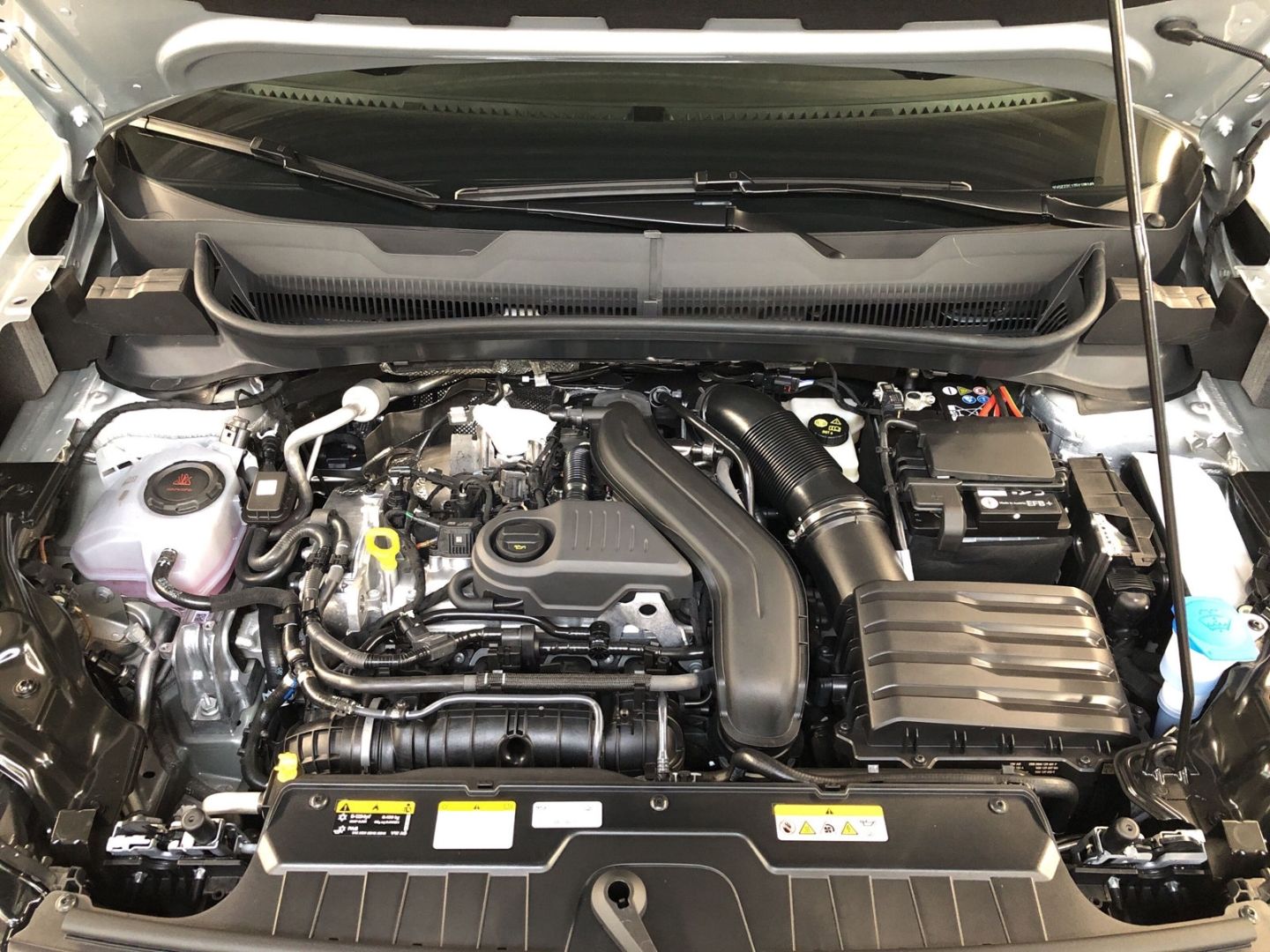 Fahrzeugabbildung Volkswagen T-Cross R-Line 1.5 TSI ACT DSG Sportpaket AHK-ab