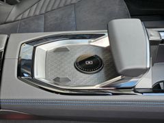 Fahrzeugabbildung Rafale 300 E-Tech Plug-in Hybrid 4x4 Atelier Alp