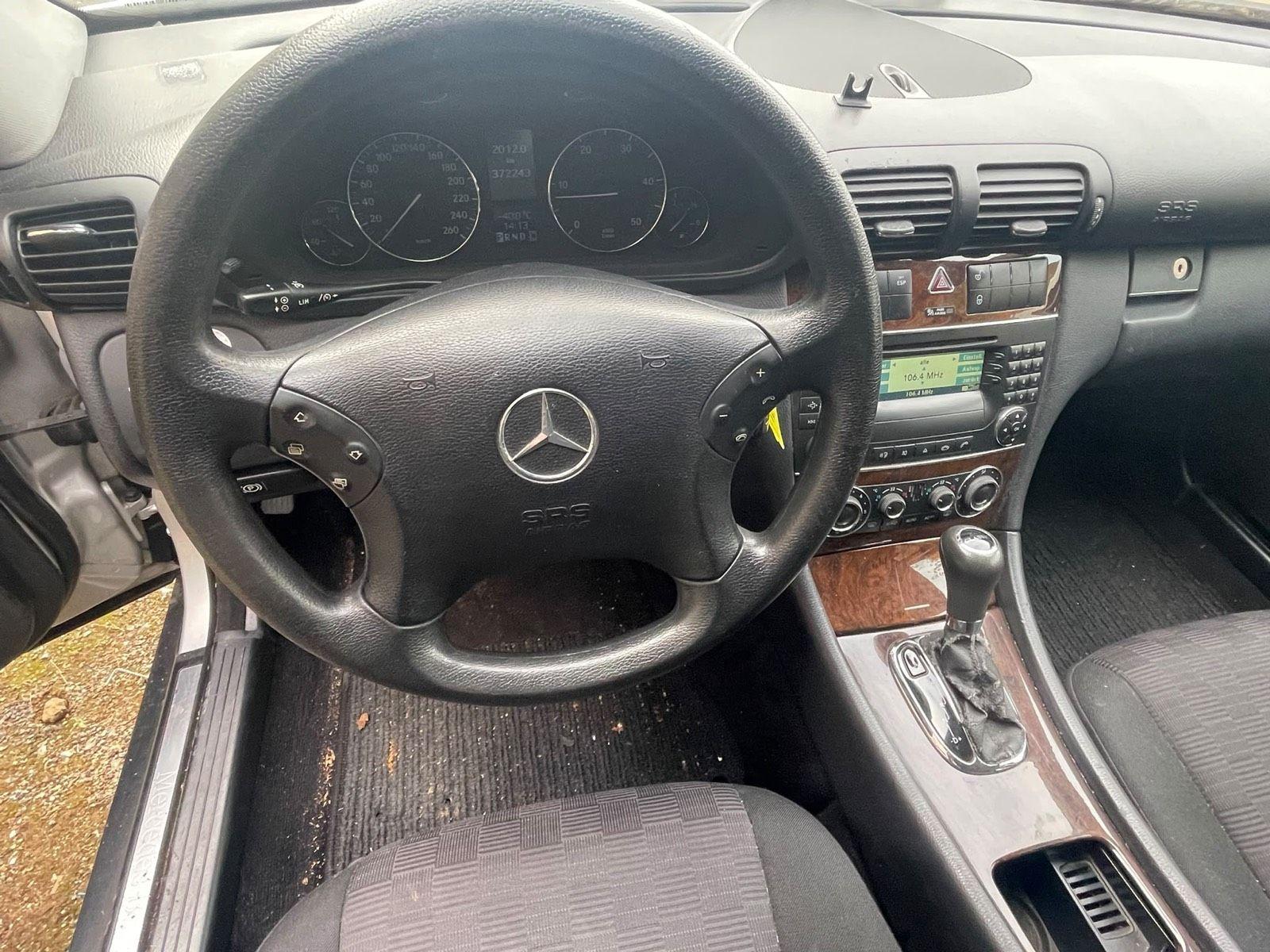 Mercedes-Benz C220 2004 — photo 11