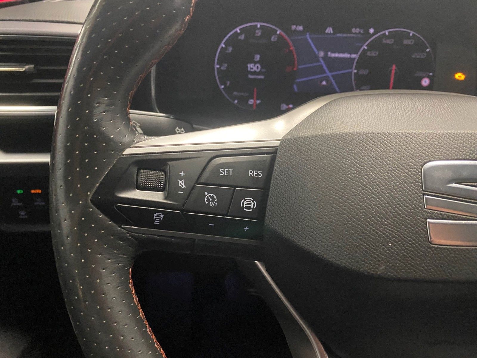 Fahrzeugabbildung SEAT Leon 1.5 TSI FR Sportstourer+ACC+AHK+KAMERA+ST+