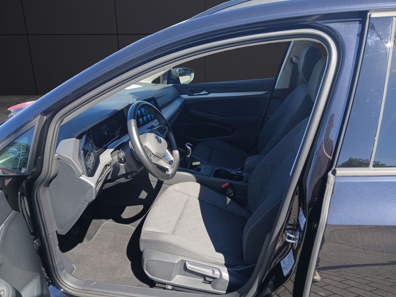 Fahrzeugabbildung Volkswagen Golf VIII Variant TSI Life Matrix AHK Navi AID A