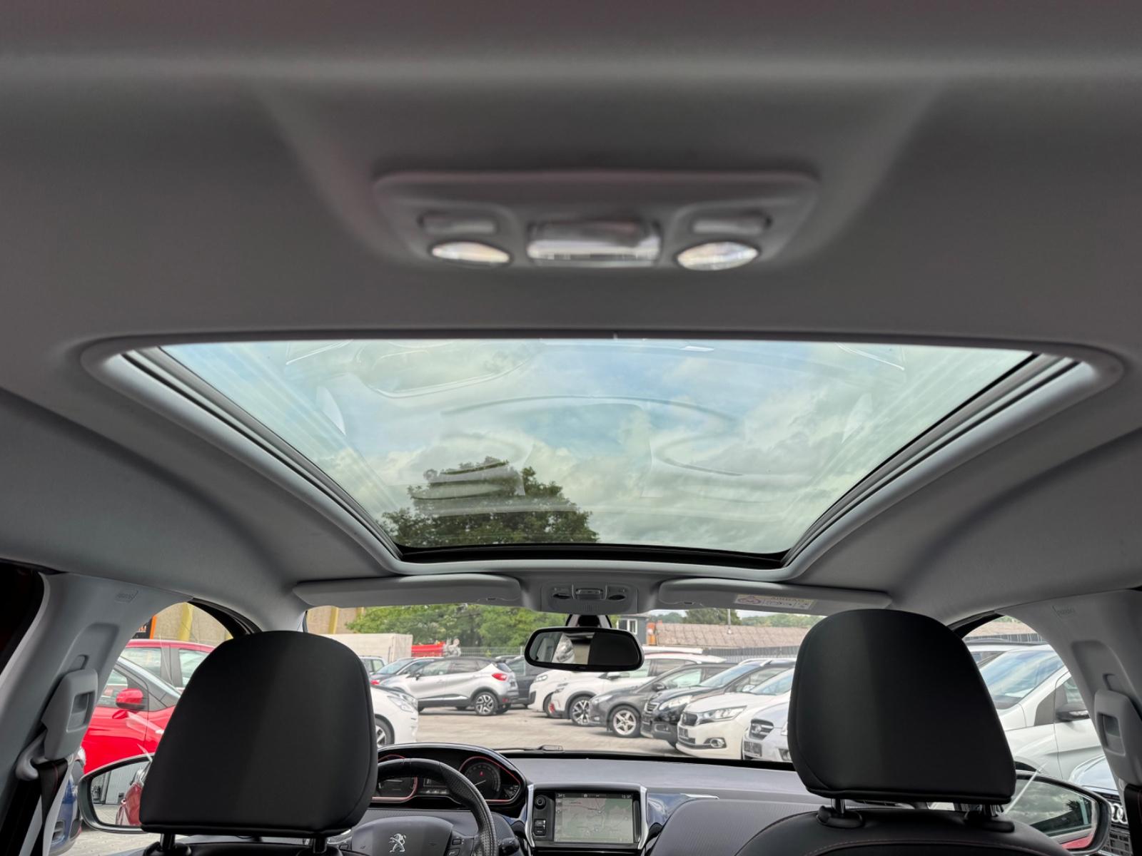 Peugeot 2008 GT-Line 1,2 96 kW /Navi / Panorama-Dach/LED