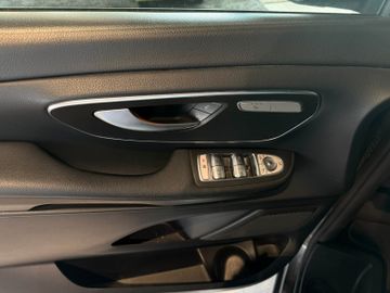 Mercedes V 220 - 11