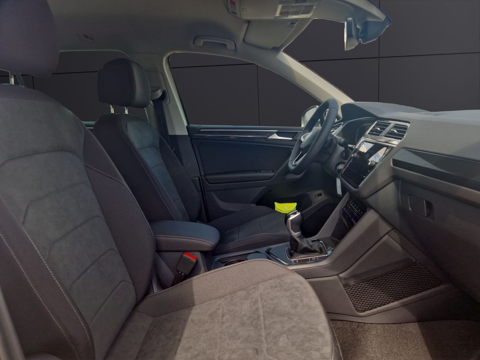 Fahrzeugabbildung Volkswagen Tiguan Elegance TSI DSG IQ.Light 19" ACC AHK SHZ