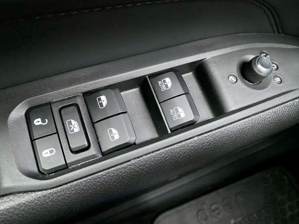 Fahrzeugabbildung Jeep Compass 1.5 Autom. Night Eagle AAC SHZ CARPLAY