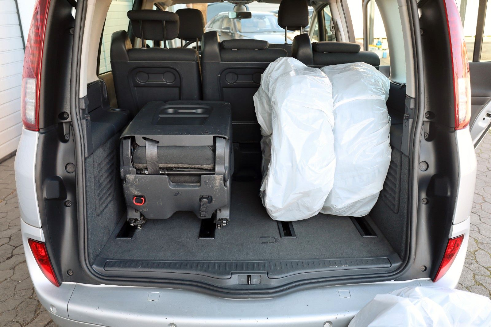 Fahrzeugabbildung Renault Espace IV Navitech Navi,PDC,8 fach bereift