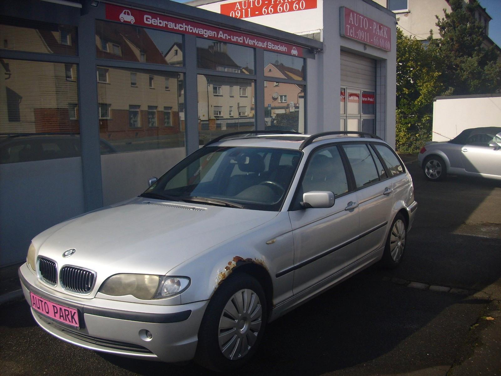 BMW 318 2004 — rear view