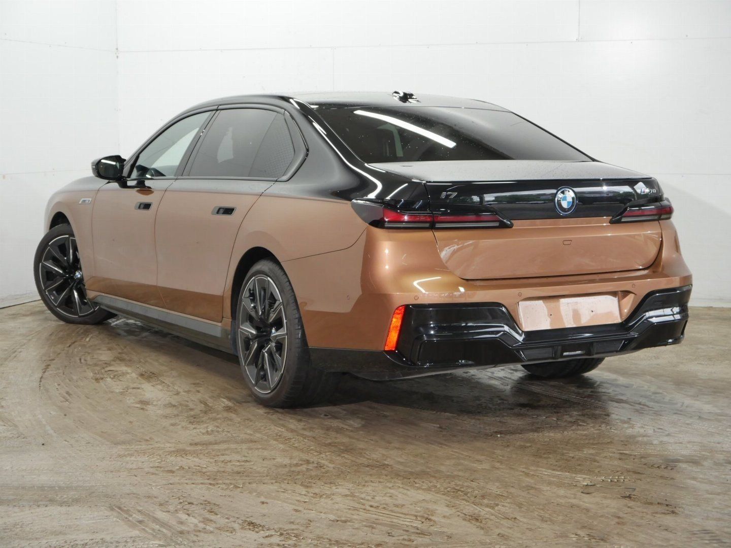 Fahrzeugabbildung BMW i7 M70 xDrive Limousine Sonderlackierung B&W Sur