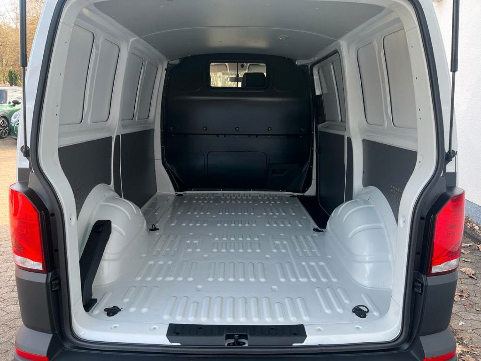 Fahrzeugabbildung Volkswagen T6.1 2.0 TDI 150 PS L1H1 4MOTION*KLIMA*KAMERA