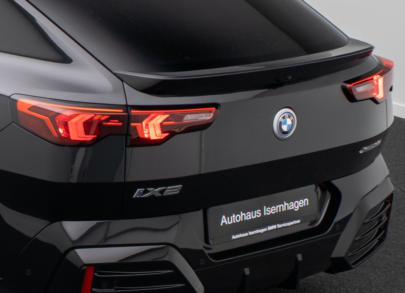 Fahrzeugabbildung BMW iX2 xD30 M Sport 360&deg;HUD DAB H/K Komfort AHK ACC