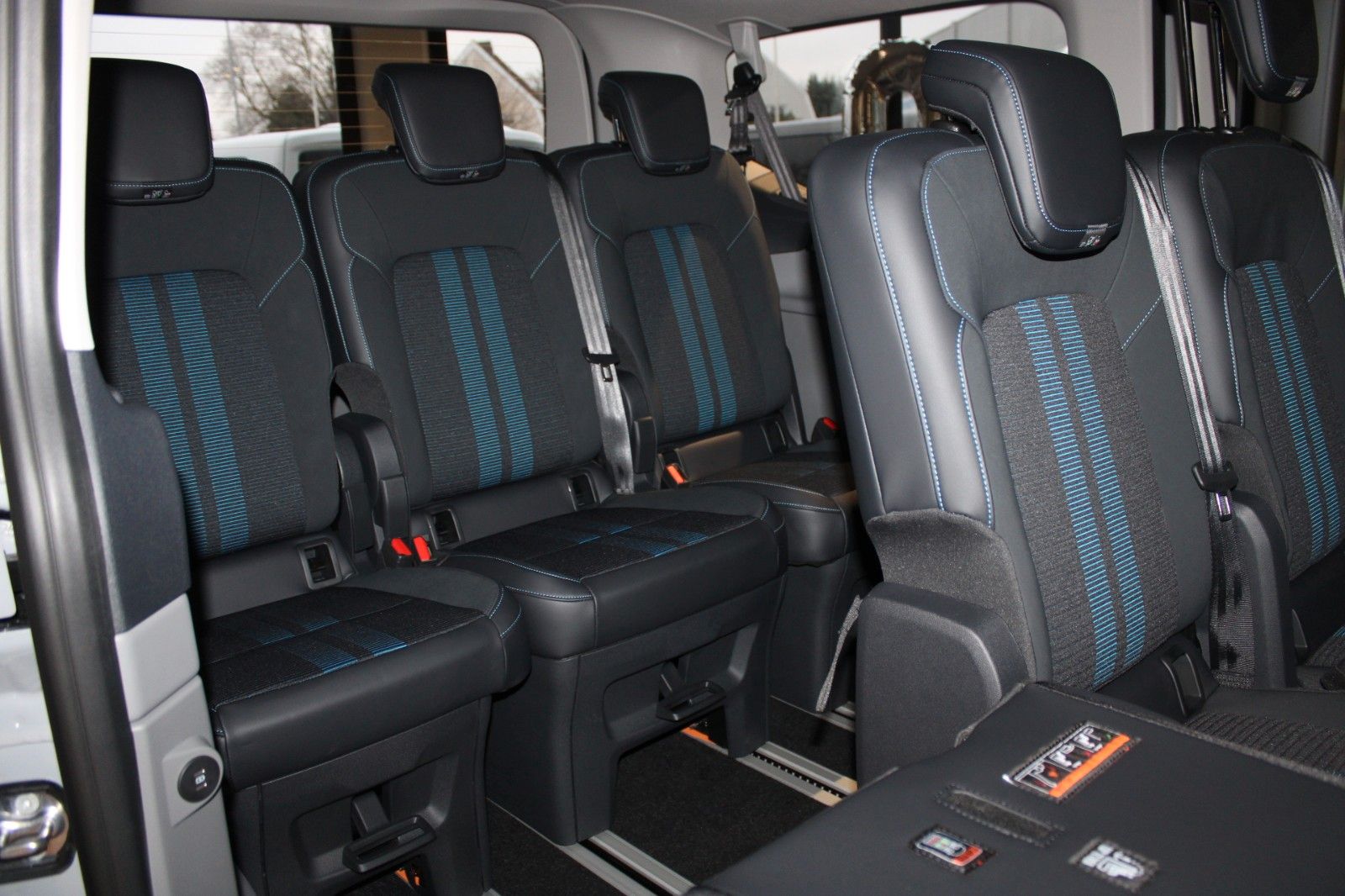 Fahrzeugabbildung Ford Tourneo Custom Automatik L1 SPORT mit AHK + GJR