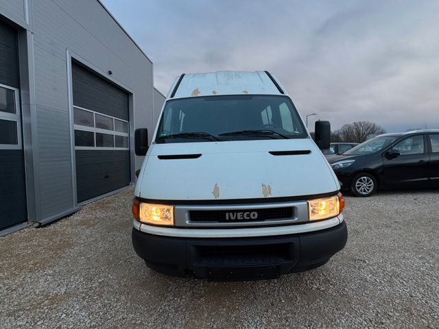 Iveco Daily 9-Sitzer/ AHK / 2.8 Diesel HKa/L 29- L 13