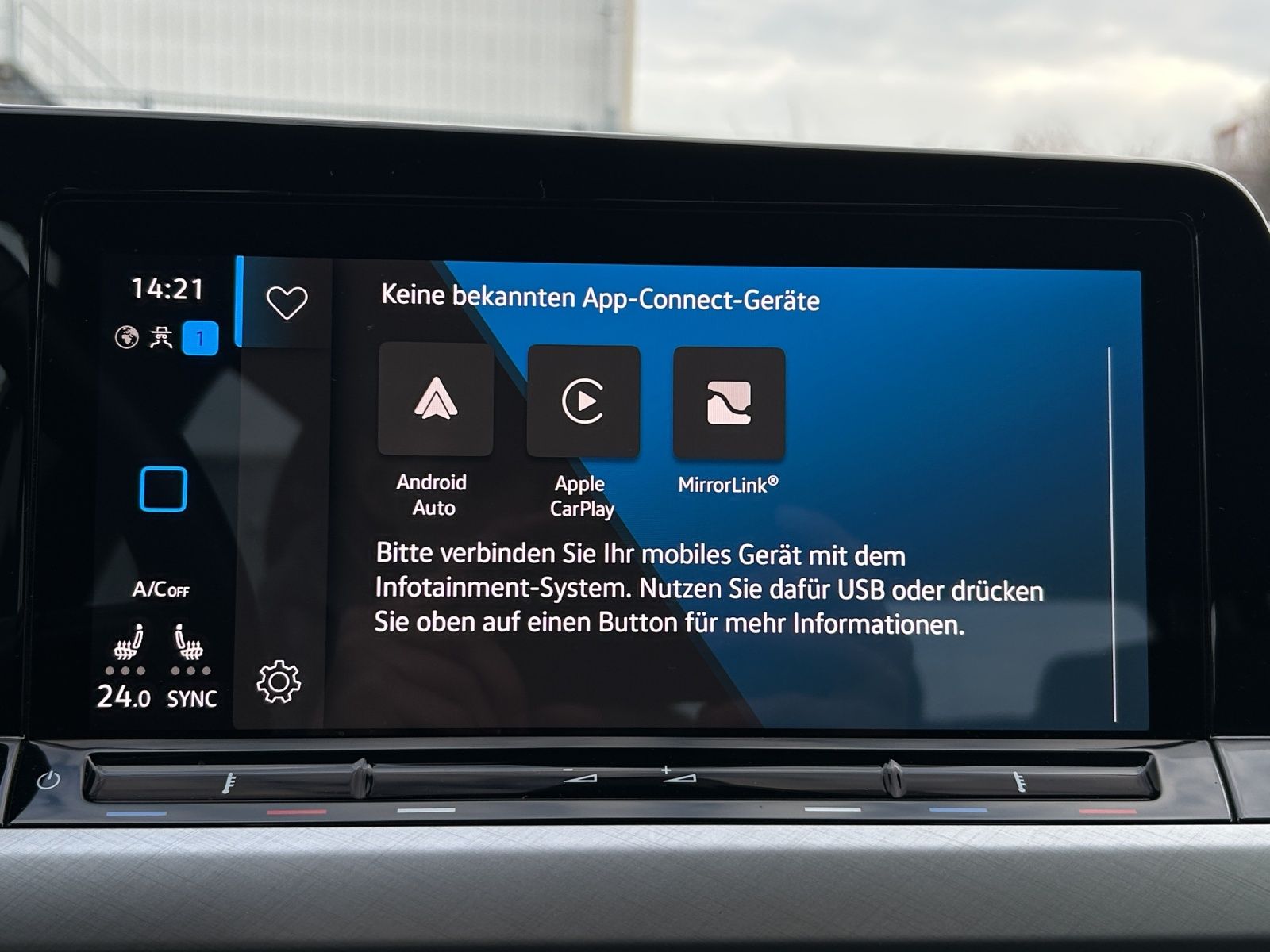 Fahrzeugabbildung Volkswagen Golf VIII Life TDI DSG LED ACC SH PDC Navi AID D