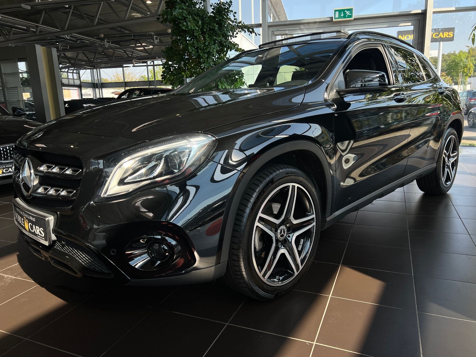 Fahrzeugabbildung Mercedes-Benz GLA 200 Night AHK PANO LED 19" AMG