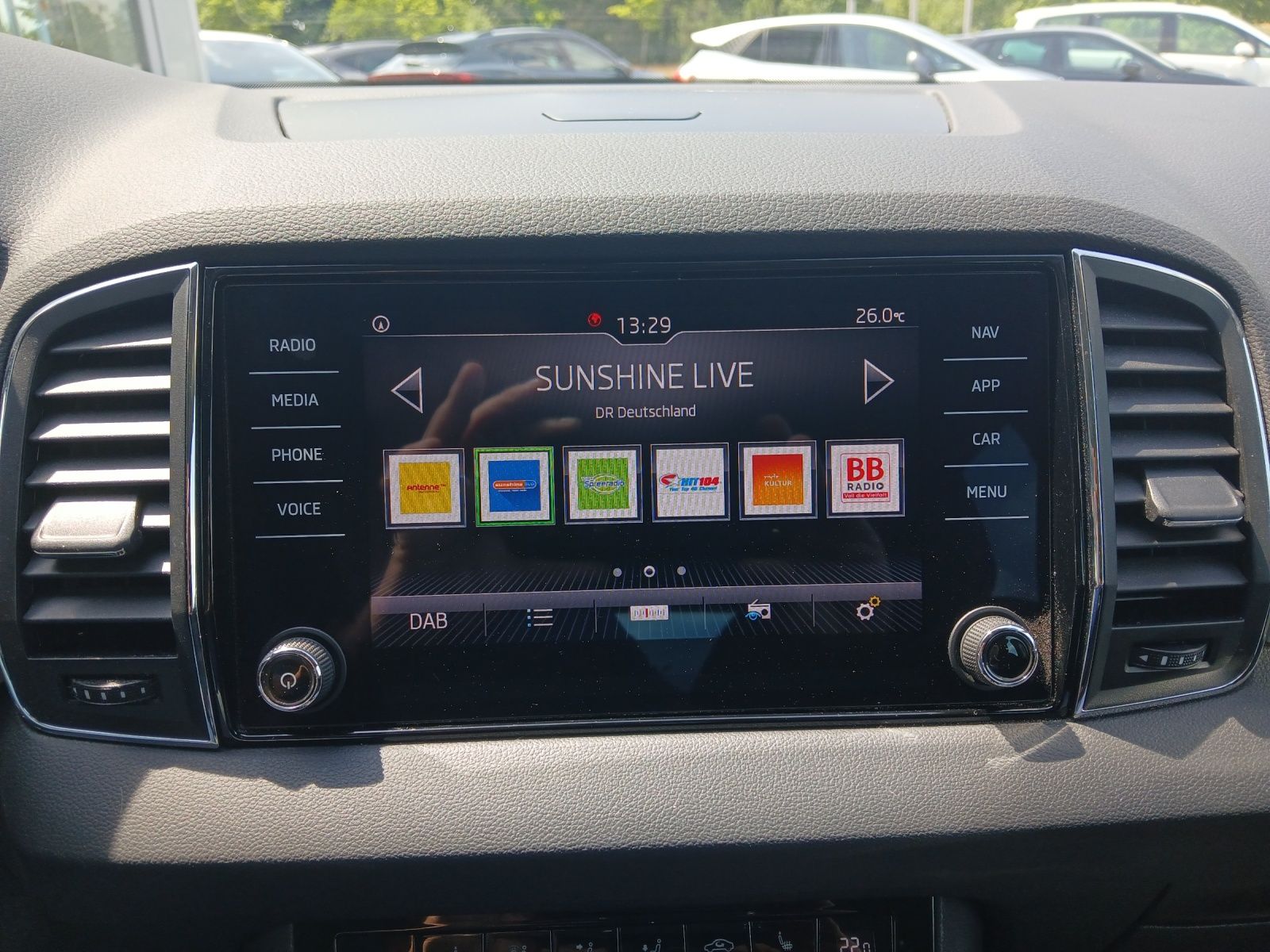Fahrzeugabbildung SKODA Karoq TSI Ambition  DSG LED Navi GRA PDC SH LM