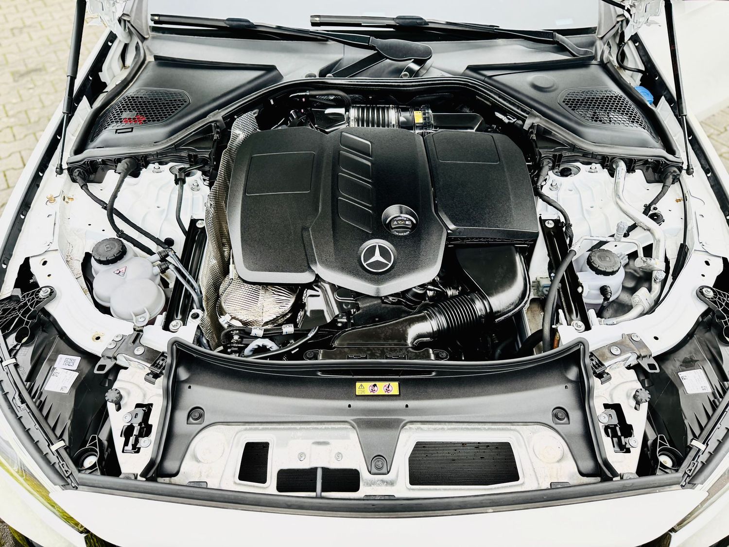 Fahrzeugabbildung Mercedes-Benz E 220 d AMG & NIGHT Paket, Distronic, Totw, LED,