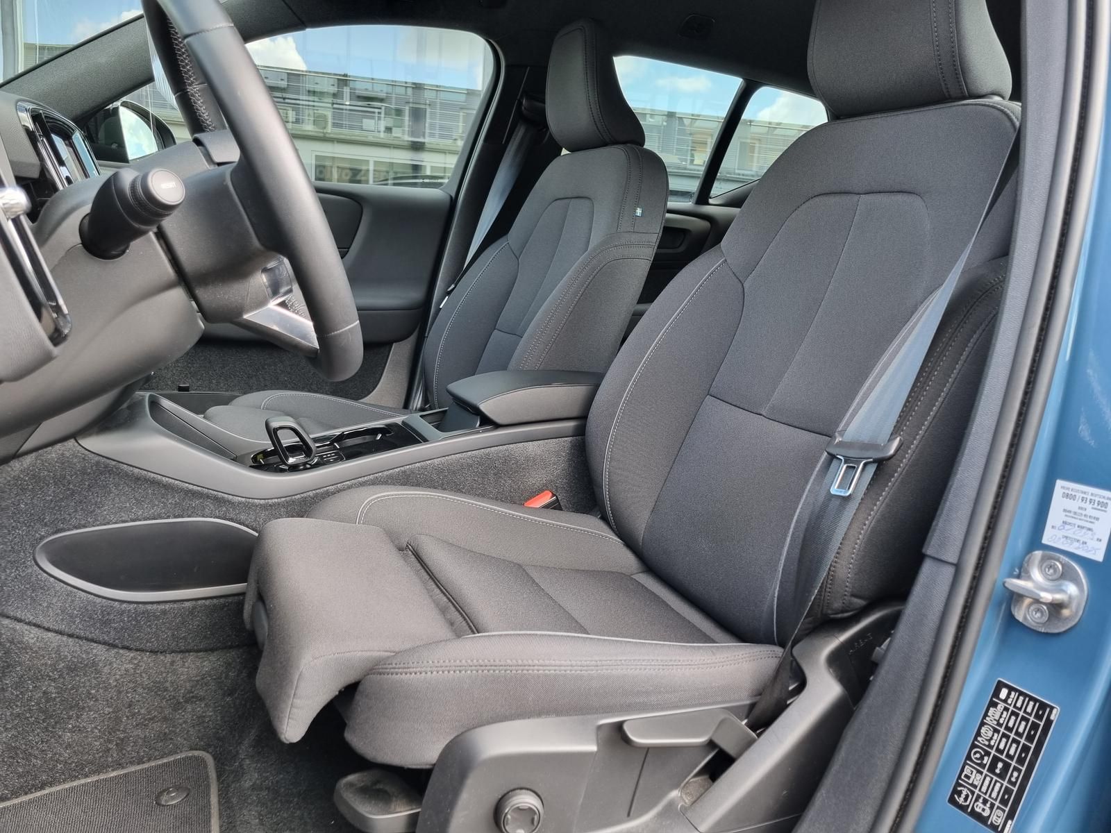 Fahrzeugabbildung Volvo XC40 Plus Recharge Pure Electric 2WD