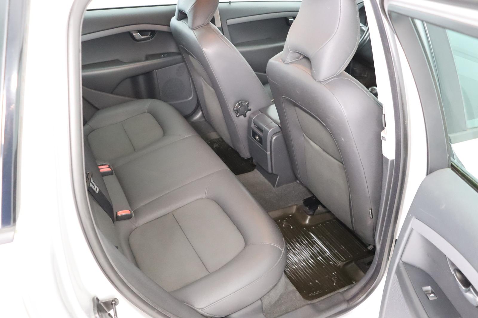 Volvo V70 2010 — photo 14