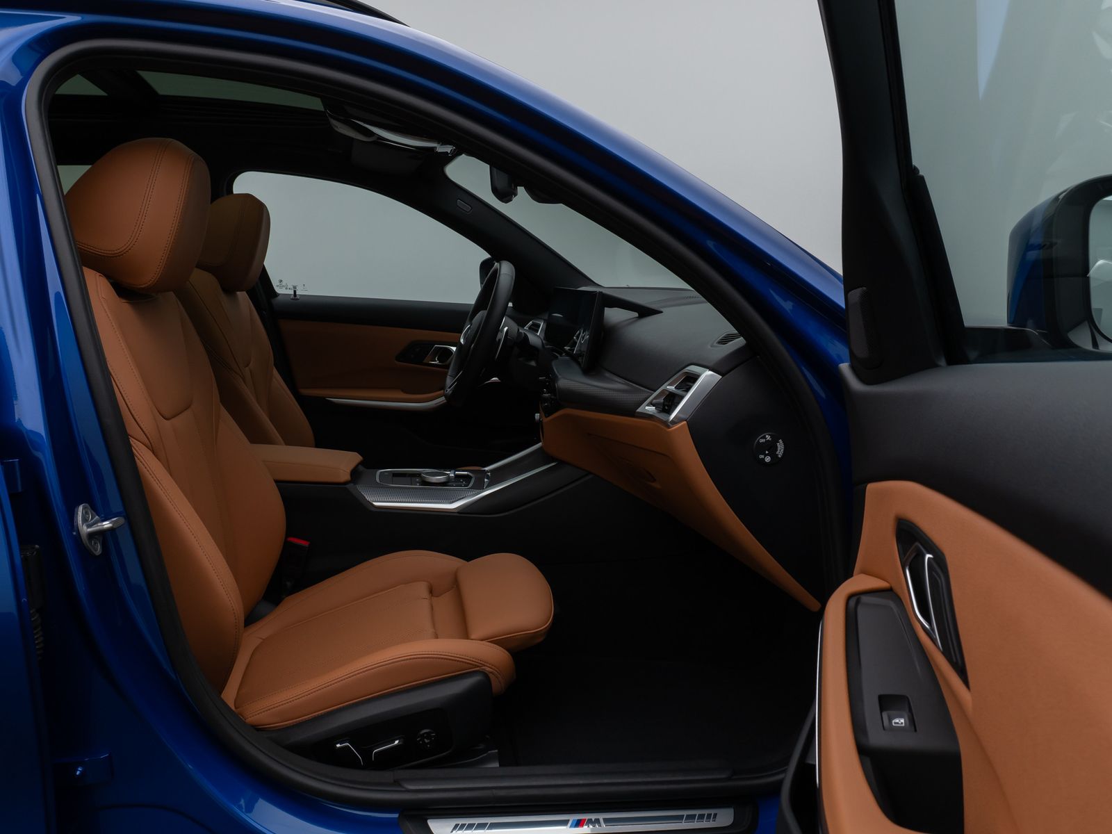 Fahrzeugabbildung BMW 330e M Sport Panorama 360°HUD HiFi AHK Komfort