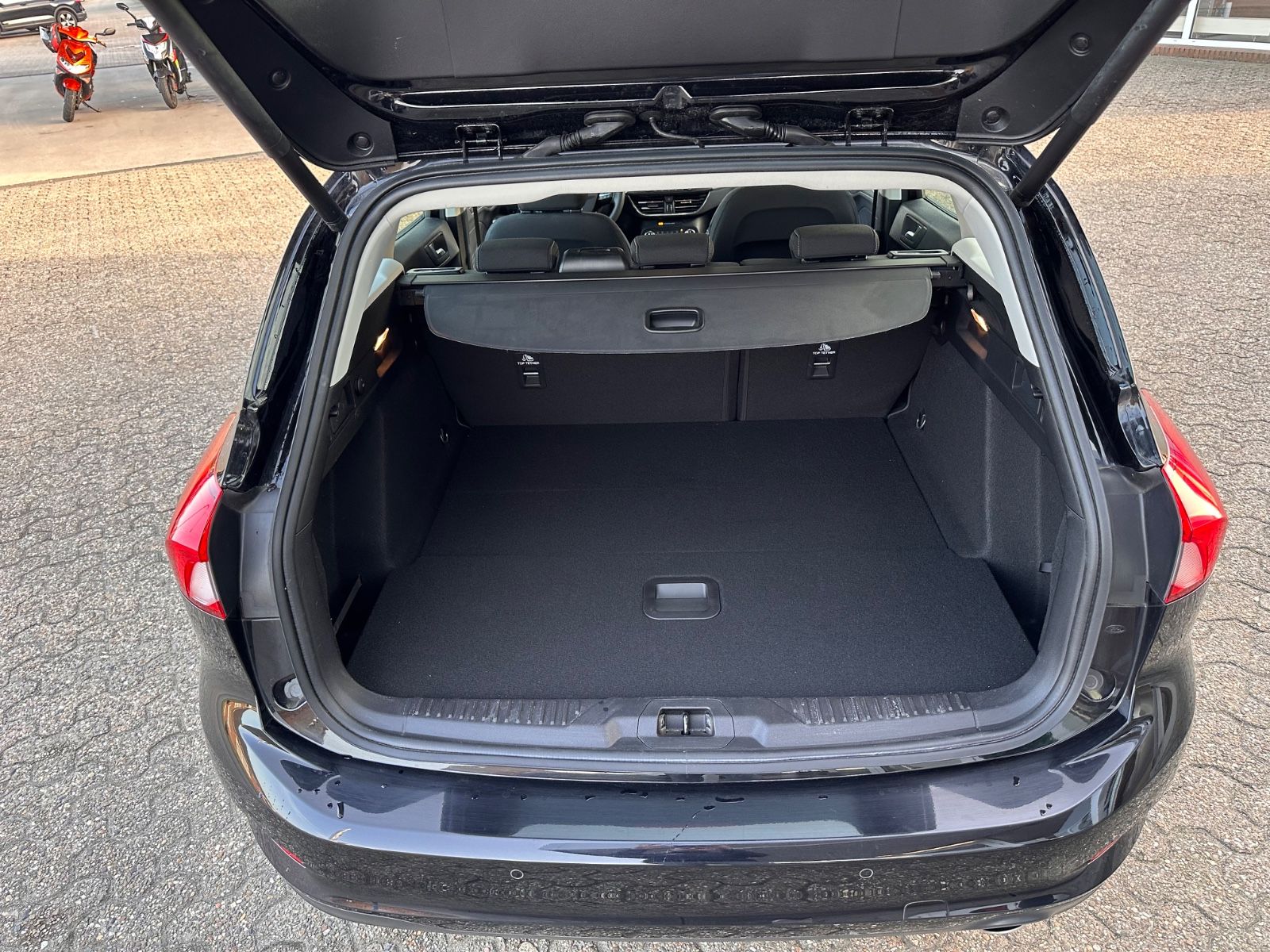 Fahrzeugabbildung Ford Focus Turnier Titanium 1.0 EB Navi/APP/LED/eHeck