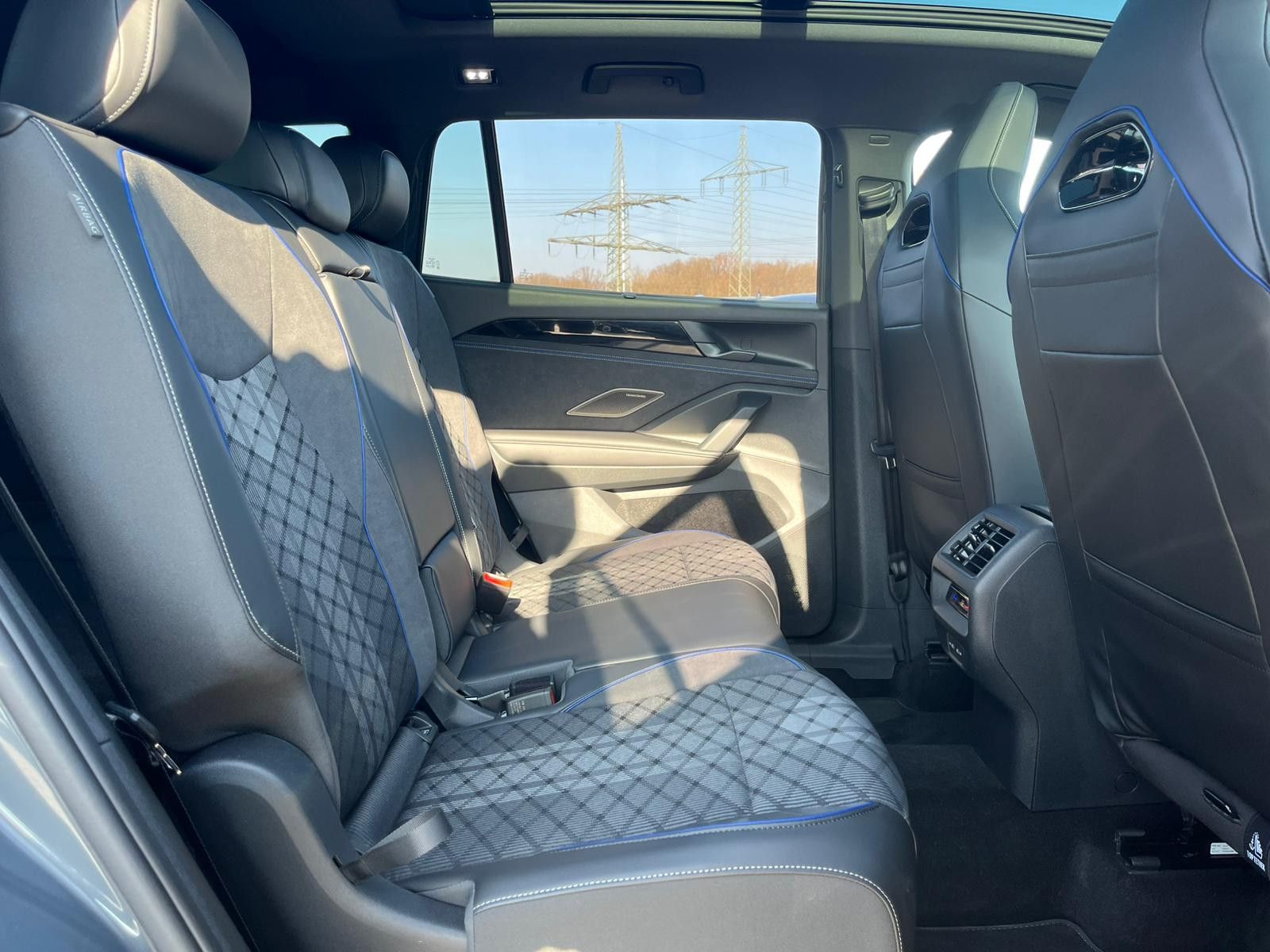Fahrzeugabbildung Volkswagen Tayron 2.0 TDI 4M R-Line BLACK*7Si*MATRIX*PANO