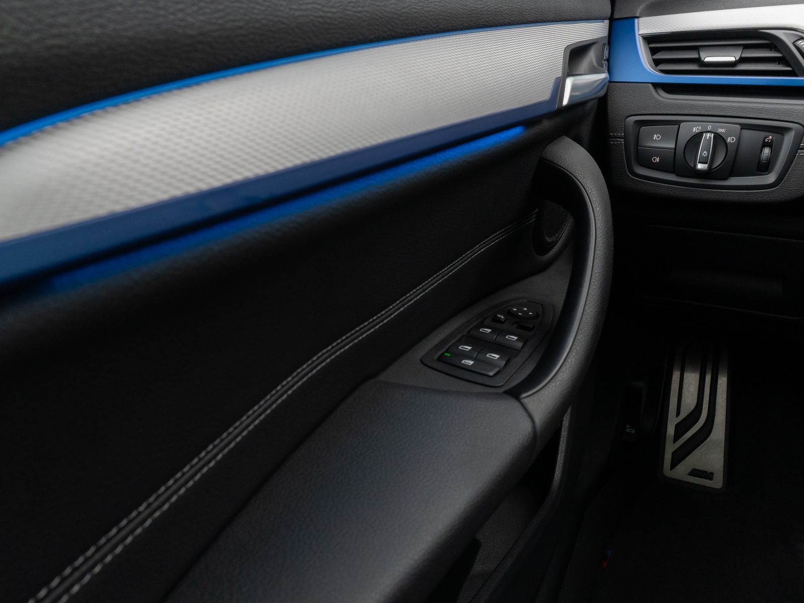Fahrzeugabbildung BMW X1 xD25e M Sport Panorama Kamera HUD DAB HiFi