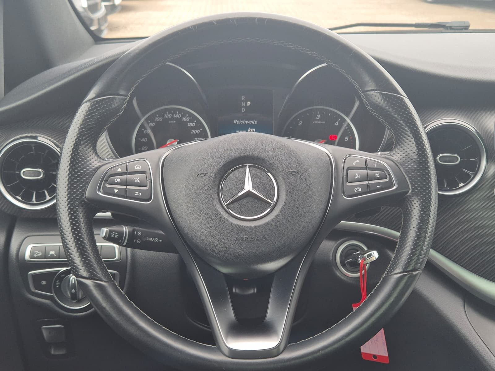 Fahrzeugabbildung Mercedes-Benz V 300 d 4MATIC lang AMG PANO*Mittelkonsole*AHK