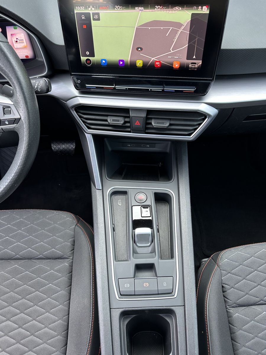 Fahrzeugabbildung SEAT Leon SpT 2.0 TDI DSG FR NAV+LED+AHK+PANO+ACC+KAM