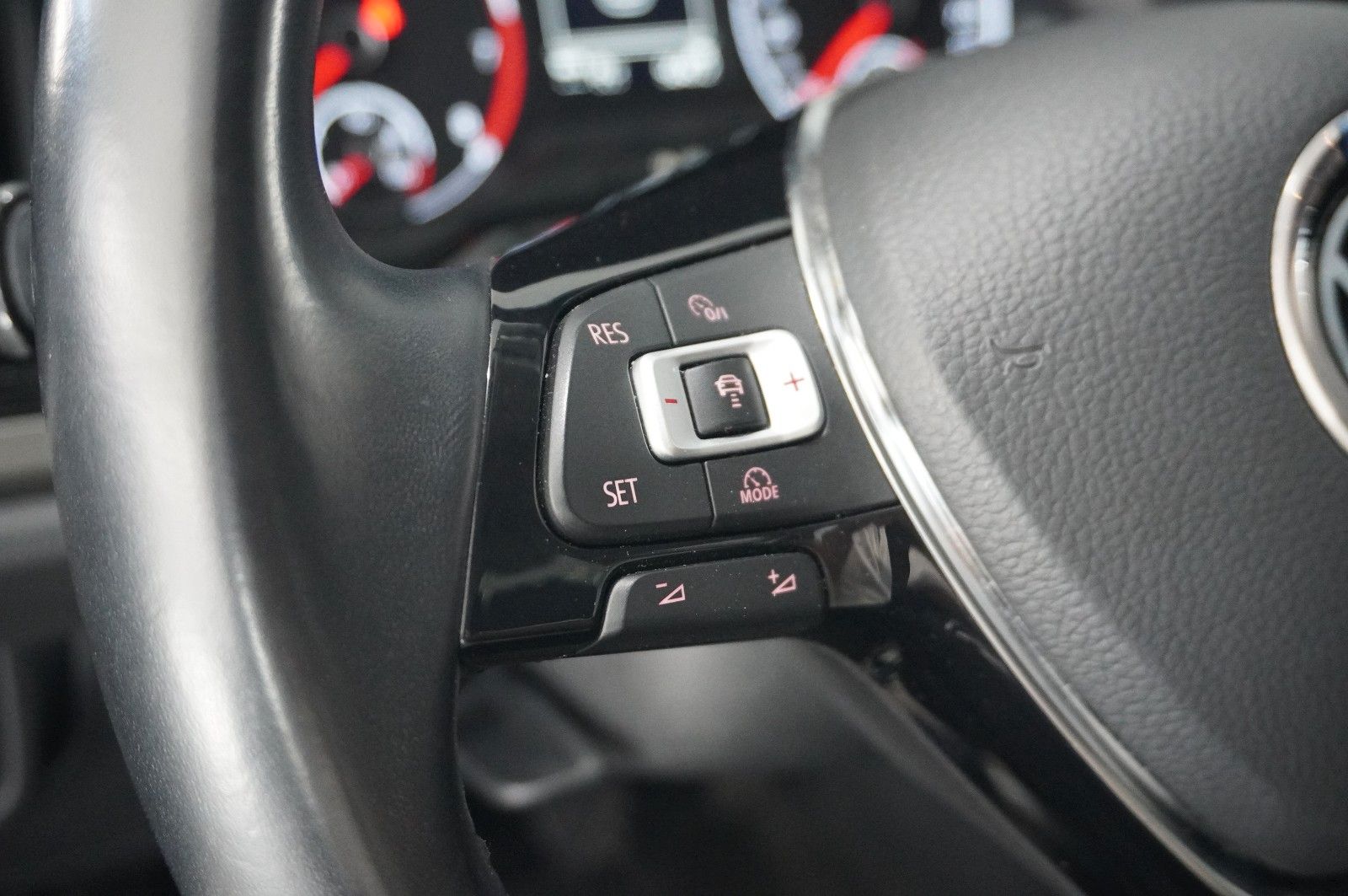 Fahrzeugabbildung Volkswagen Polo VI 1.0 TSI COMFORTLINE NAVI/LED/KAMERA/DAB+