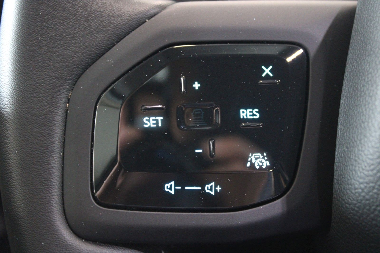 Fahrzeugabbildung Ford Explorer Ext.Range RWD 77kWh LED ACC NAVI uvm.