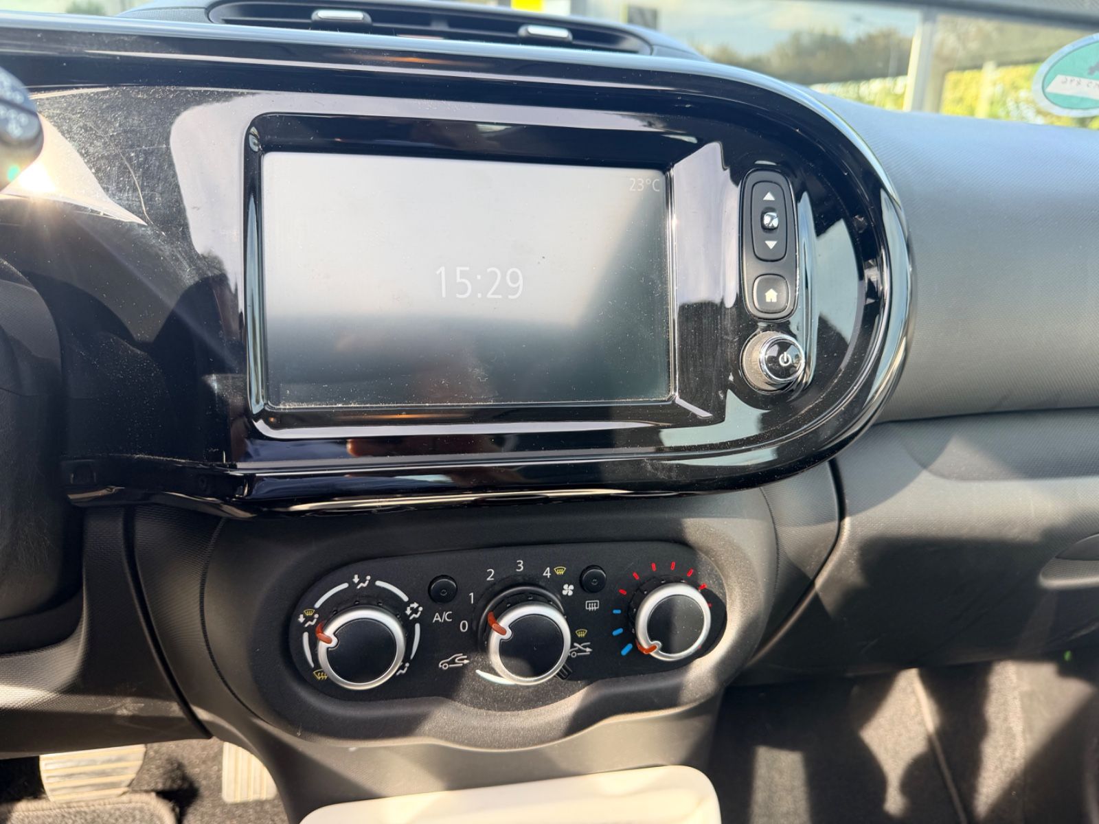Fahrzeugabbildung Renault Twingo Intens "AUTOMATIK / FALTDACH / 1.HAND"