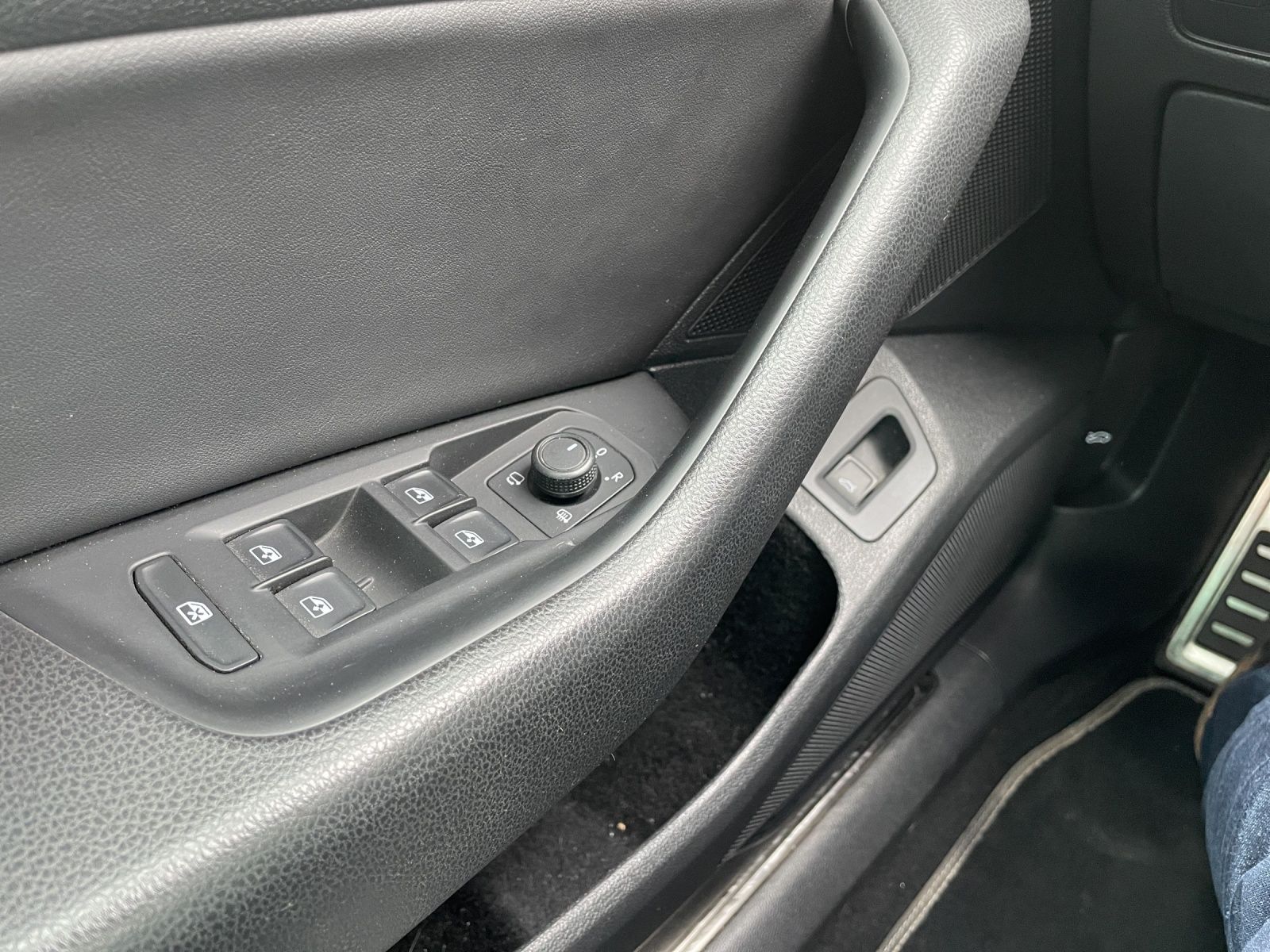 Fahrzeugabbildung Volkswagen Arteon R-Line TDI DCC LEDER DYNAUDIO NAVI ACC