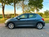 Peugeot 207 mit Panoramadach - Peugeot 207 aus 2009 mit Diesel-Antrieb
