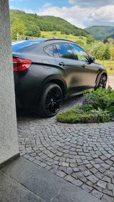 BMW X6 xDrive50i - M Sportpaket V8 foliert aus 2Hand - BMW X6 mit Benzin-Antrieb: Geländewagen, Automatik