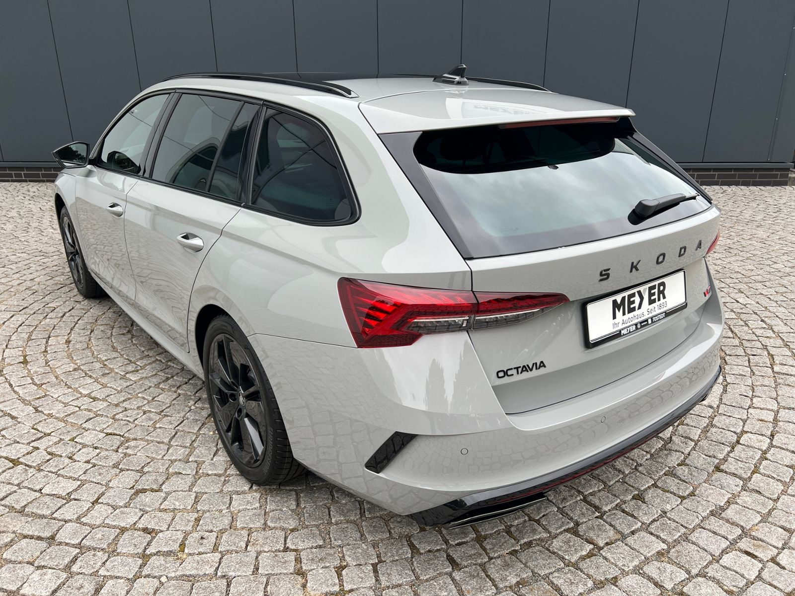 Fahrzeugabbildung SKODA Octavia Combi RS 2,0 TSI DSG *AHK, ACC, Matrix,