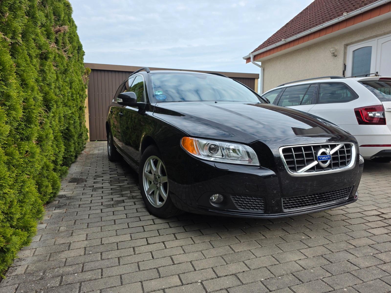 Volvo V70 2011 — interior