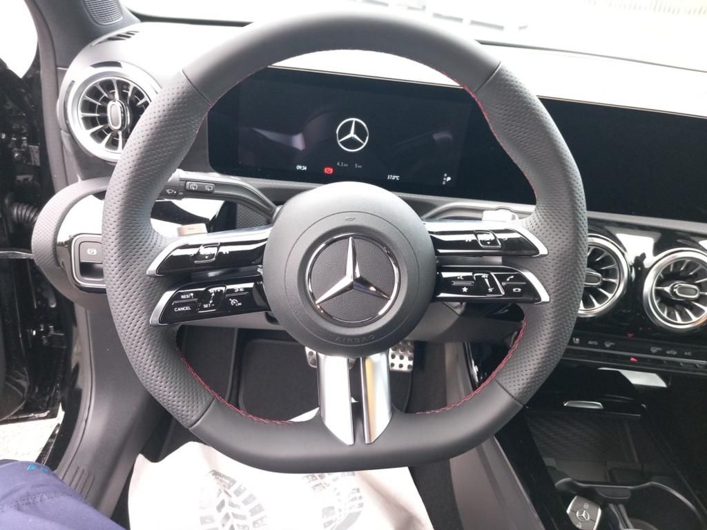 Fahrzeugabbildung Mercedes-Benz A 200 Kompaktlimousine *Navi*SpurW*PDC*SpurH*LED